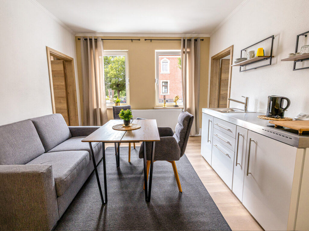 Blick in die Küche mit Essbereich im Sehusa Living Apartments in Seesen
