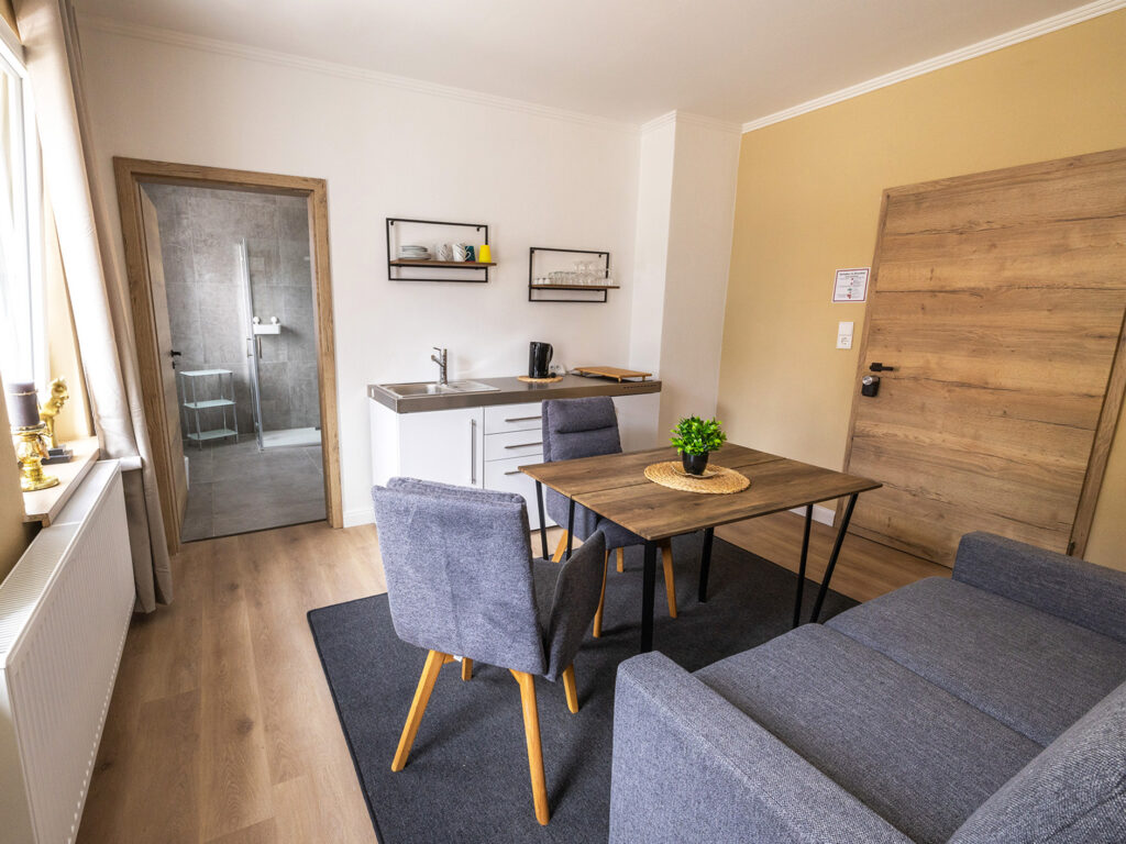 Blick in die Küche mit Essbereich im Sehusa Living Apartments in Seesen