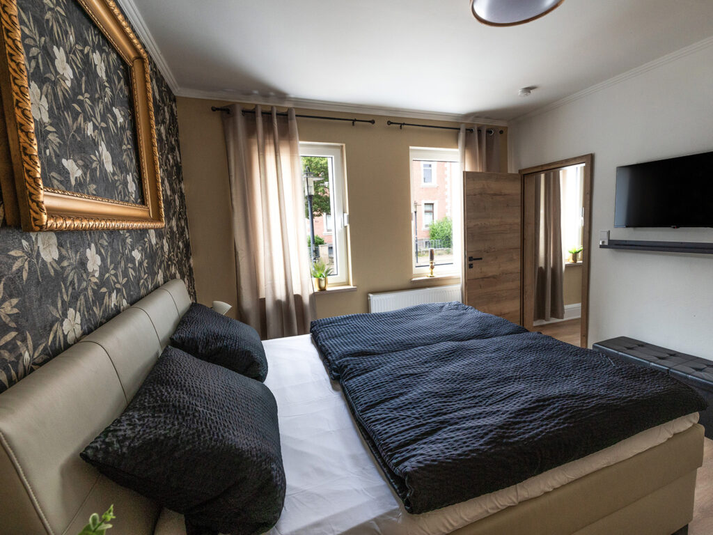 Blick auf das Doppelbett im Sehusa Living Apartments in Seesen