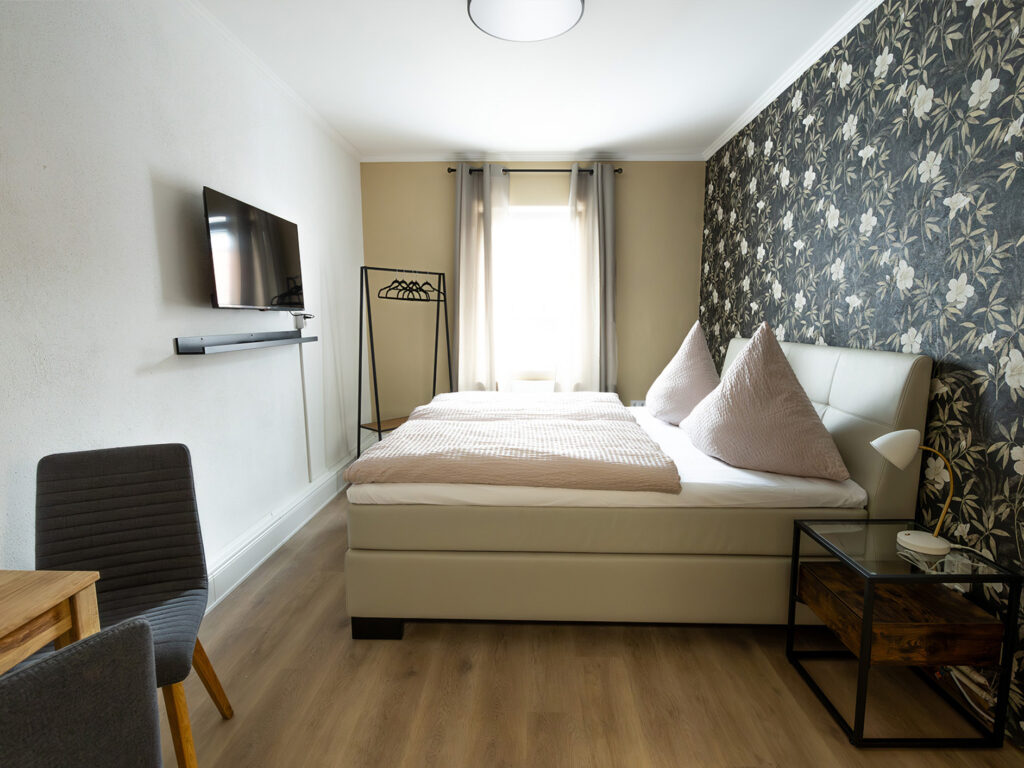 Blick in das Doppelzimmer im Sehusa Living Apartments in Seesen