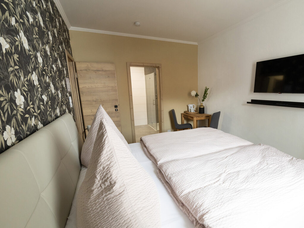 Blick in das Doppelzimmer im Sehusa Living Apartments in Seesen