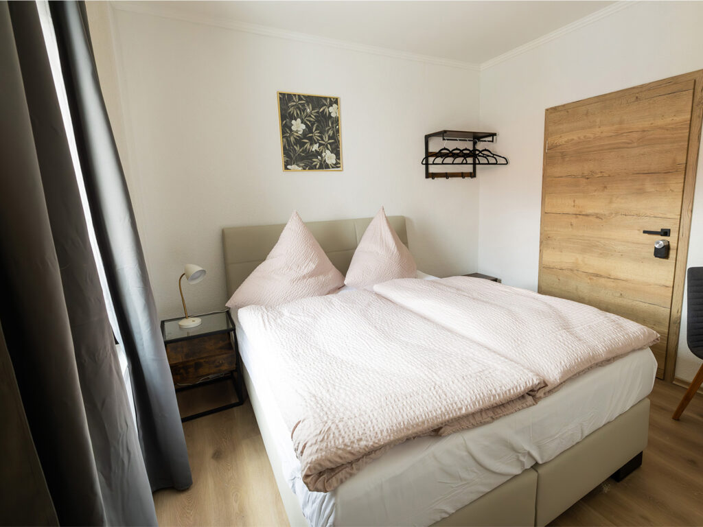 Blick in das Doppelzimmer im Sehusa Living Apartments in Seesen