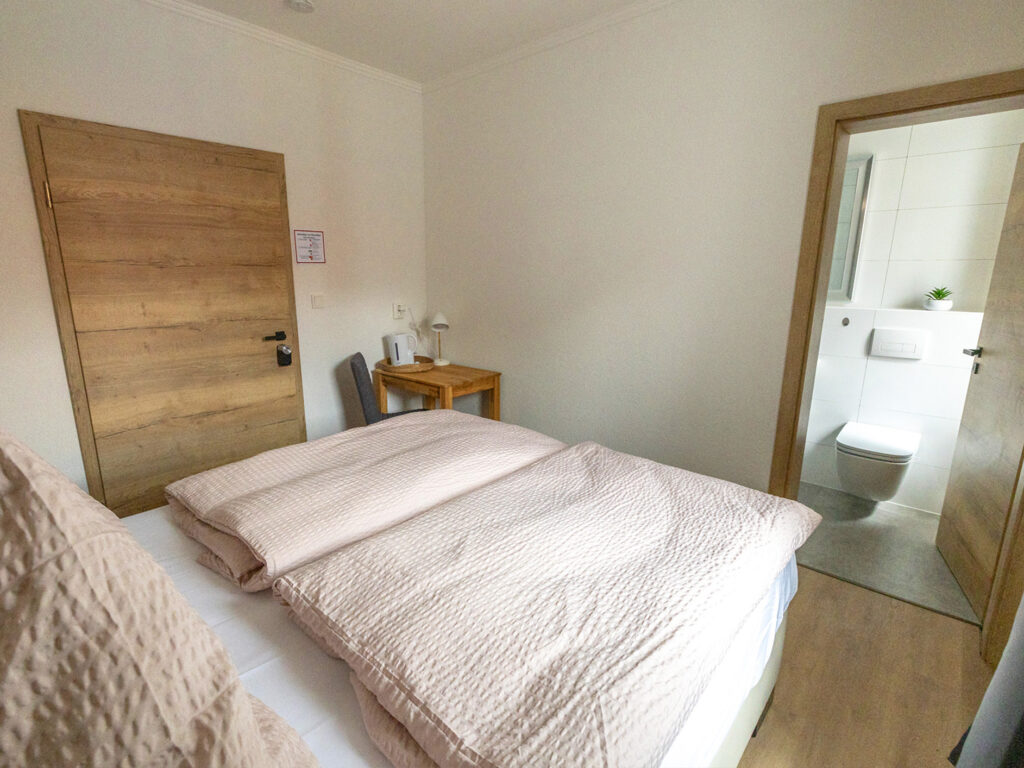 Blick in das Doppelzimmer im Sehusa Living Apartments in Seesen