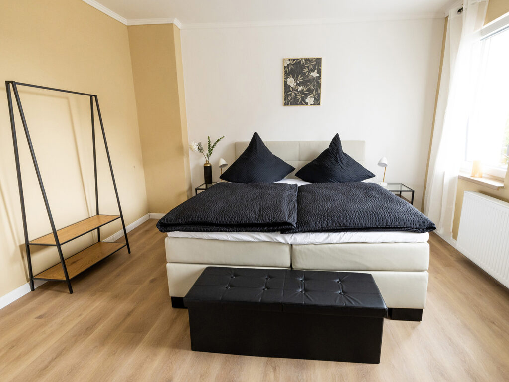 Blick in das Doppelzimmer im Sehusa Living Apartments in Seesen