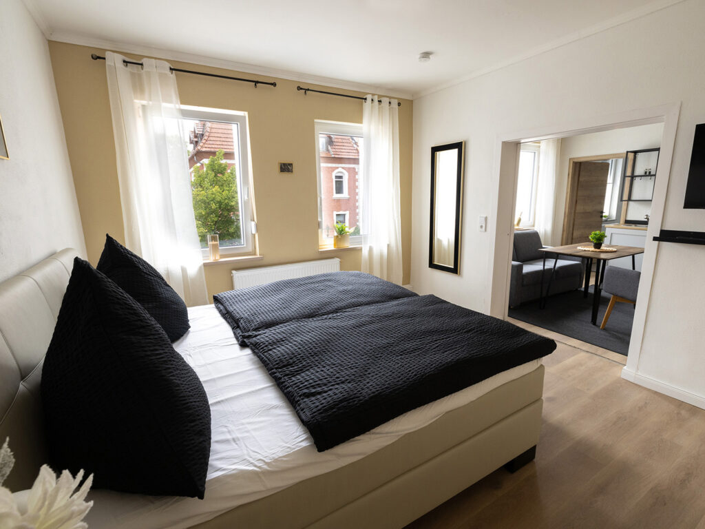 Blick in das Doppelzimmer im Sehusa Living Apartments in Seesen