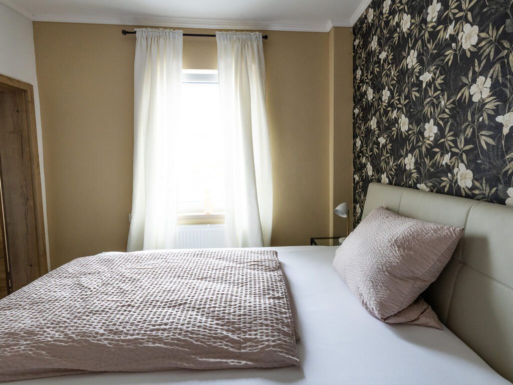 Blick auf das Einzelbett im Sehusa Living Apartments in Seesen