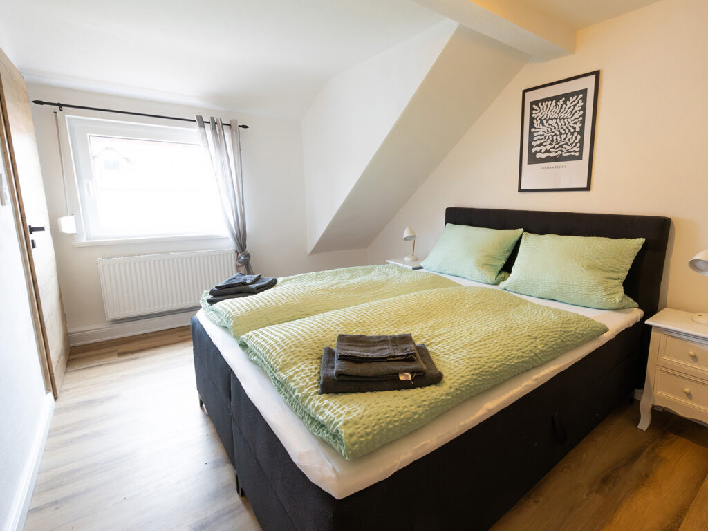 Blick auf das Doppelbett im Sehusa Living Apartments in Seesen