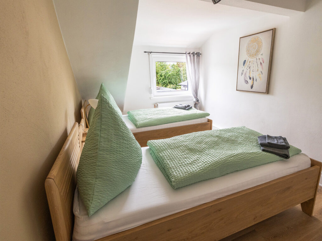 Blick in das Doppelzimmer im Sehusa Living Apartments in Seesen