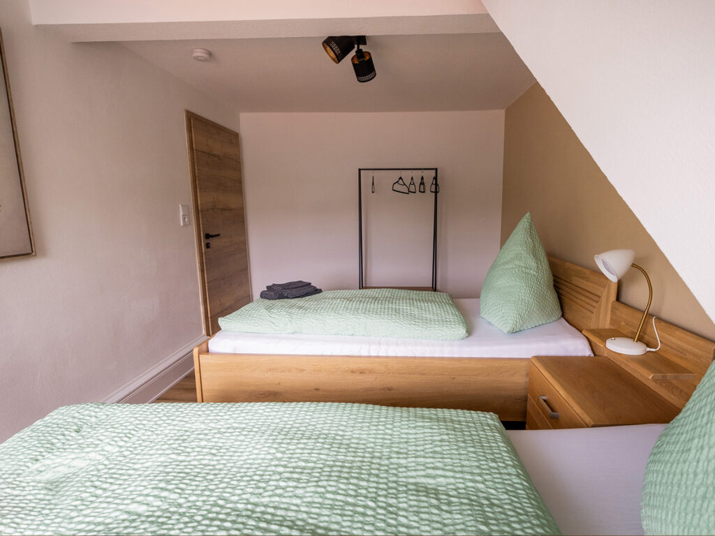 Blick in das Doppelzimmer im Sehusa Living Apartments in Seesen