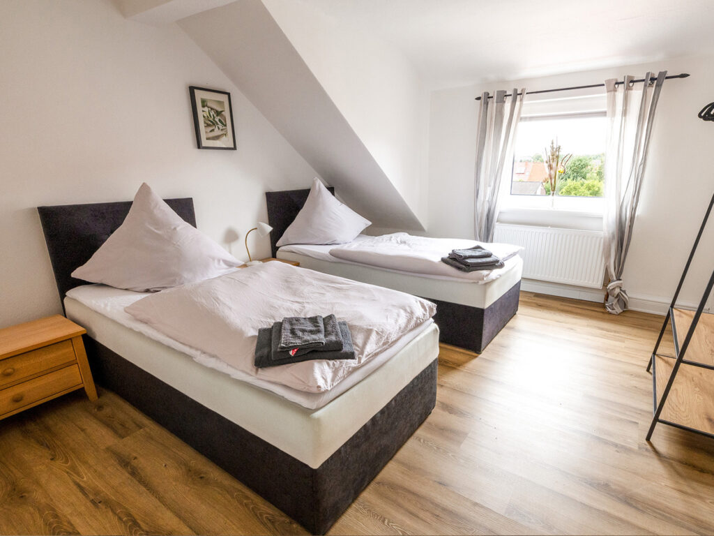 Blick in das Doppelzimmer im Sehusa Living Apartments in Seesen