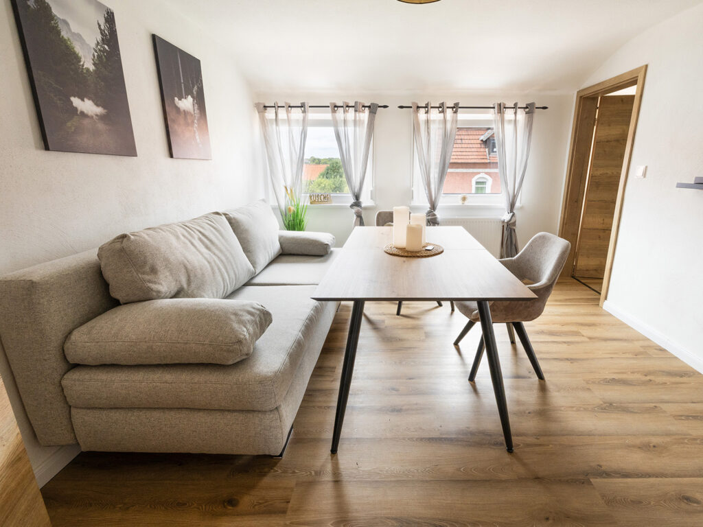 Blick in den Wohnbereich im Sehusa Living Apartments in Seesen