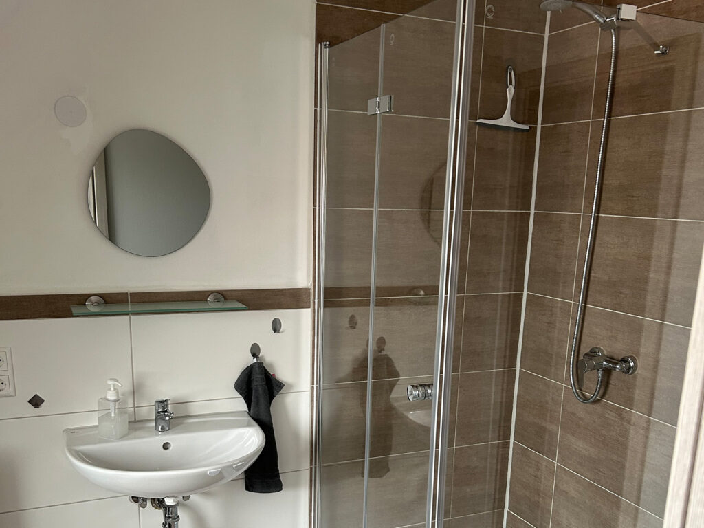 Blick in das Badezimmer einer Ferienwohnung im Sehusa Living Apartments in Seesen.