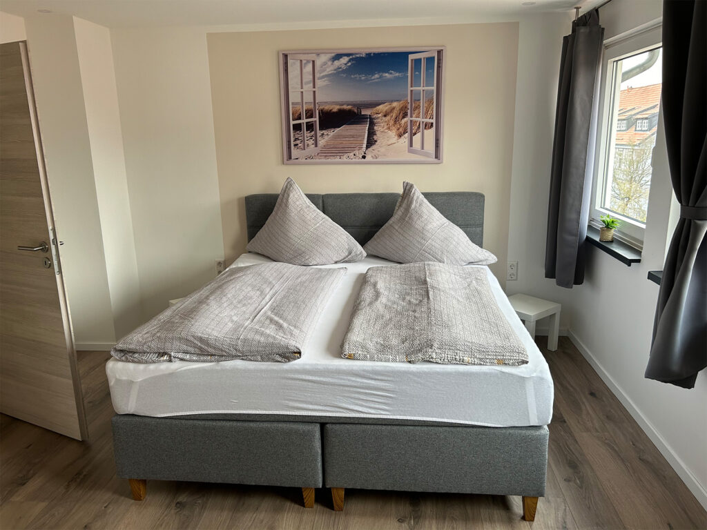 Blick in ein Schlafzimmer einer Ferienwohnung im Sehusa Living Apartments in Seesen.