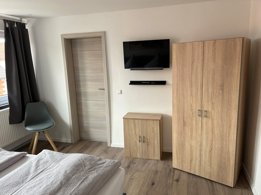 Blick in ein Schlafzimmer einer Ferienwohnung im Sehusa Living Apartments in Seesen.
