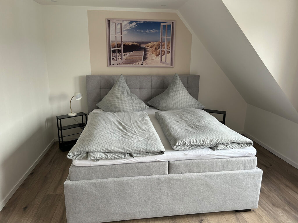 Blick in ein Schlafzimmer einer Ferienwohnung im Sehusa Living Apartments in Seesen.