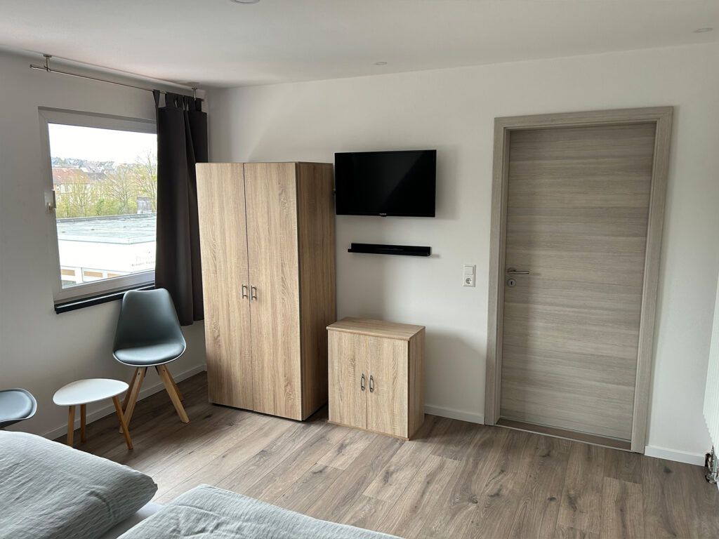 Blick in ein Schlafzimmer einer Ferienwohnung im Sehusa Living Apartments in Seesen.