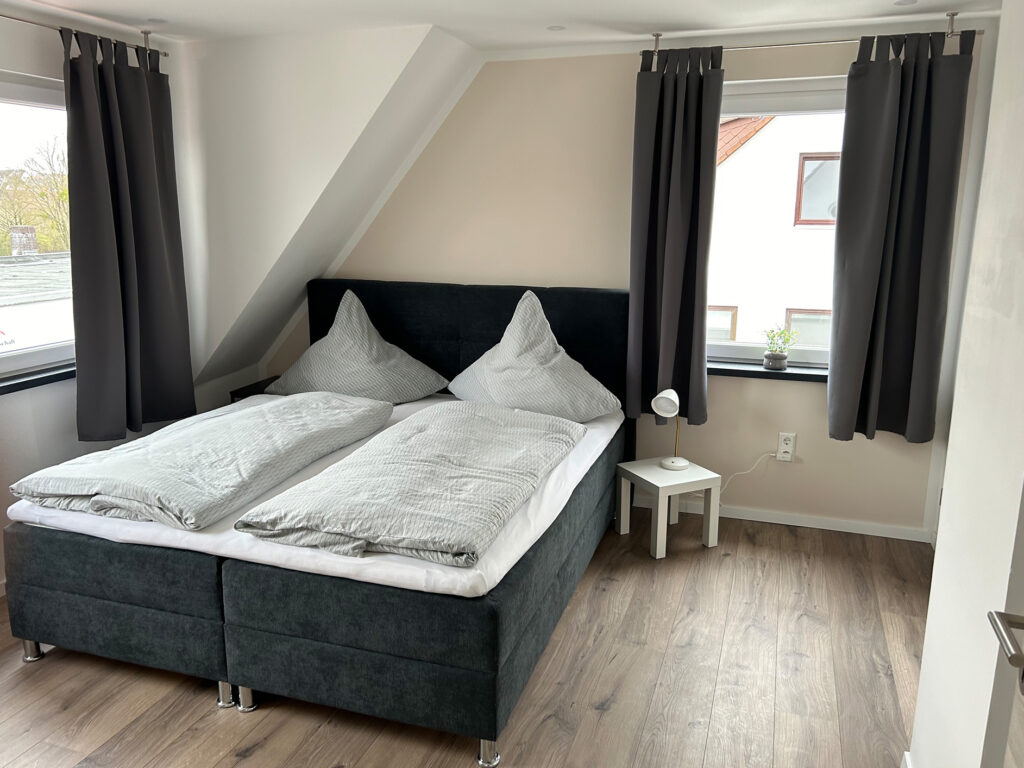 Blick in ein Schlafzimmer einer Ferienwohnung im Sehusa Living Apartments in Seesen.