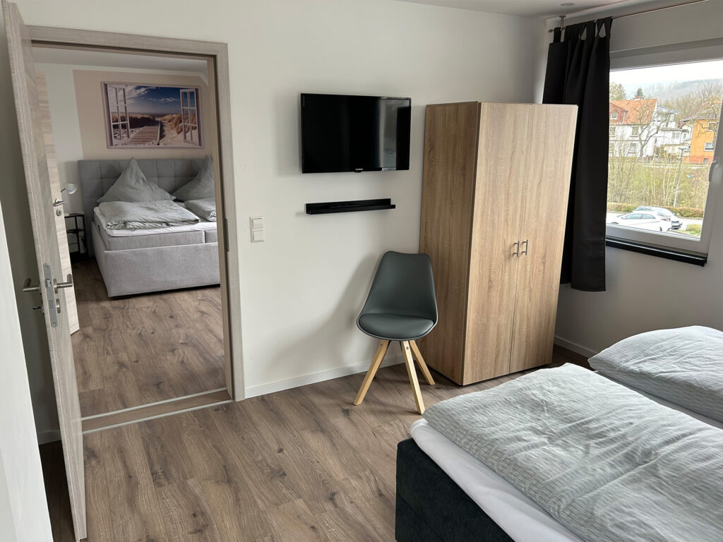 Blick in ein Schlafzimmer einer Ferienwohnung im Sehusa Living Apartments in Seesen.