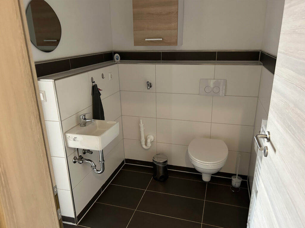Blick auf das WC im Badezimmer einer Ferienwohnung im Sehusa Living Apartments in Seesen.
